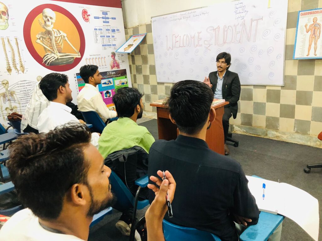 Dr Mohd Saad taking Theory Lecture of Paramedical Students of DMLT and DOTT Batch 2024 at Dot n Line Institute Zenith Hospital